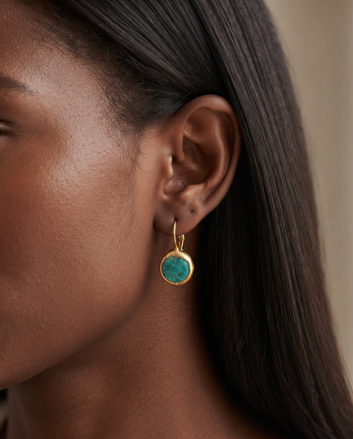Boucles d’Oreilles en Or Ornées d’une Pierre Turquoise – photo lifestyle 1