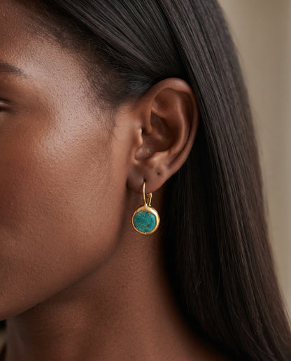 Boucles d’Oreilles en Or Ornées d’une Pierre Turquoise – photo lifestyle 1