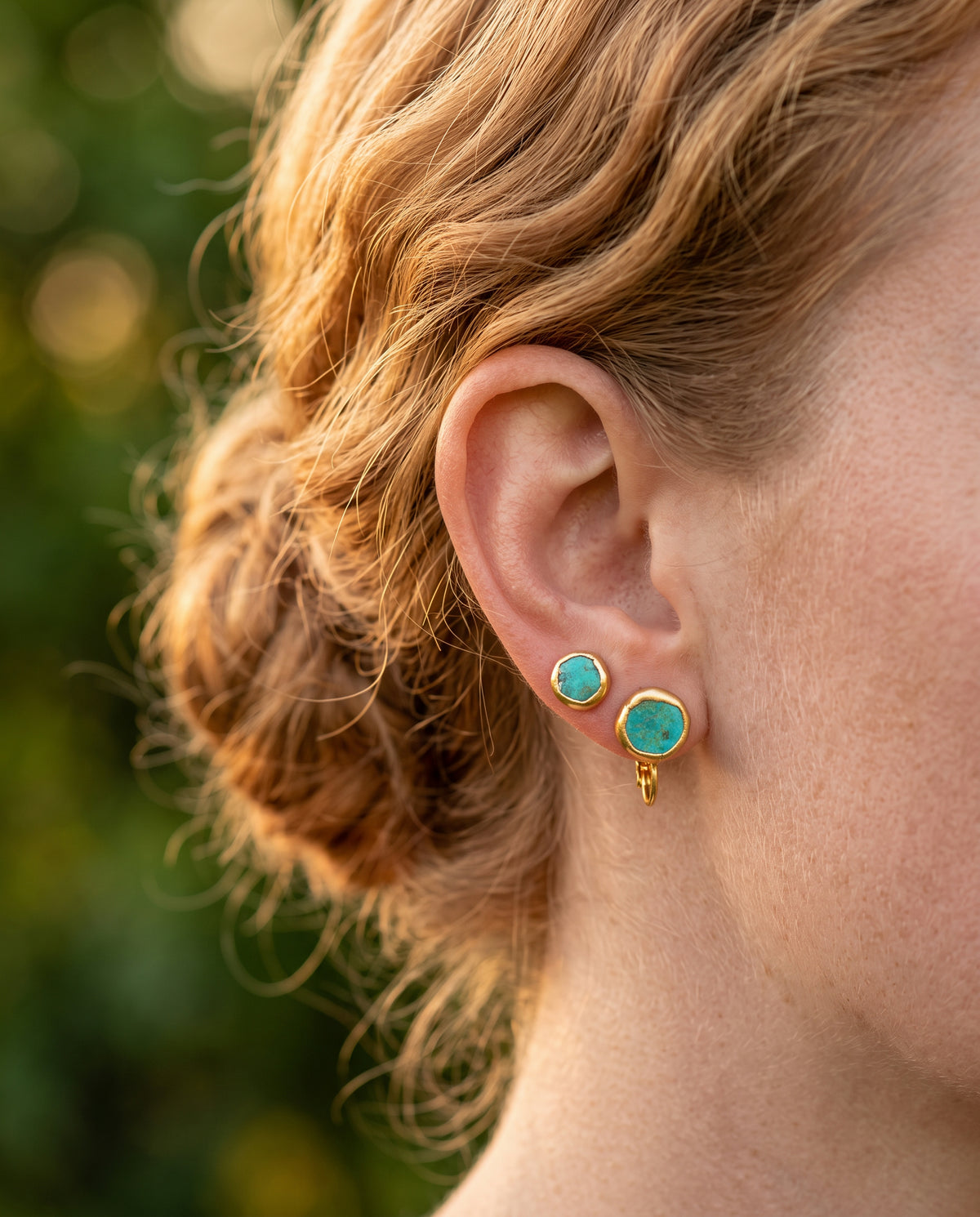 Boucles d’Oreilles en Or Ornées d’une Pierre Turquoise – photo lifestyle 2