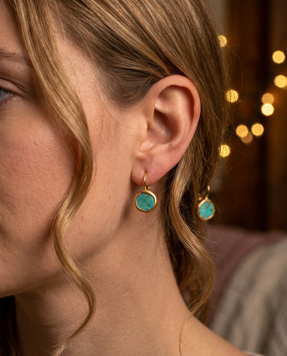 Boucles d’Oreilles en Or Ornées d’une Pierre Turquoise – photo lifestyle 3