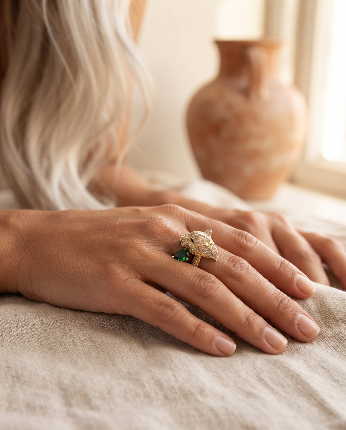 Bague Léopard Ajustable Ornée de Zircons – photo lifestyle 1