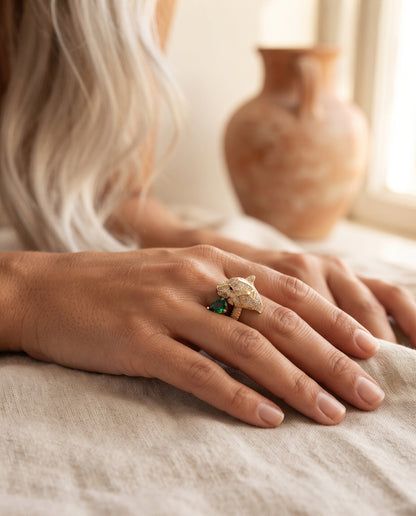 Bague Léopard Ajustable Ornée de Zircons – photo lifestyle 1