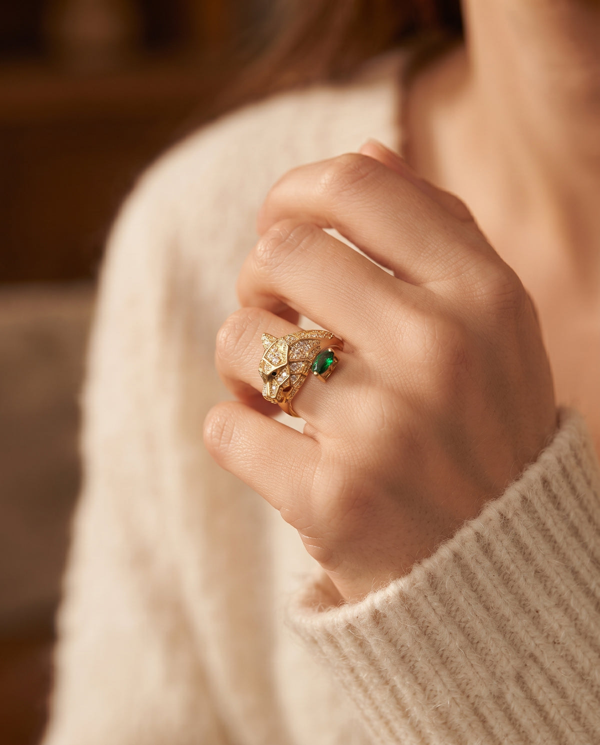 Bague Léopard Ajustable Ornée de Zircons – photo lifestyle 2