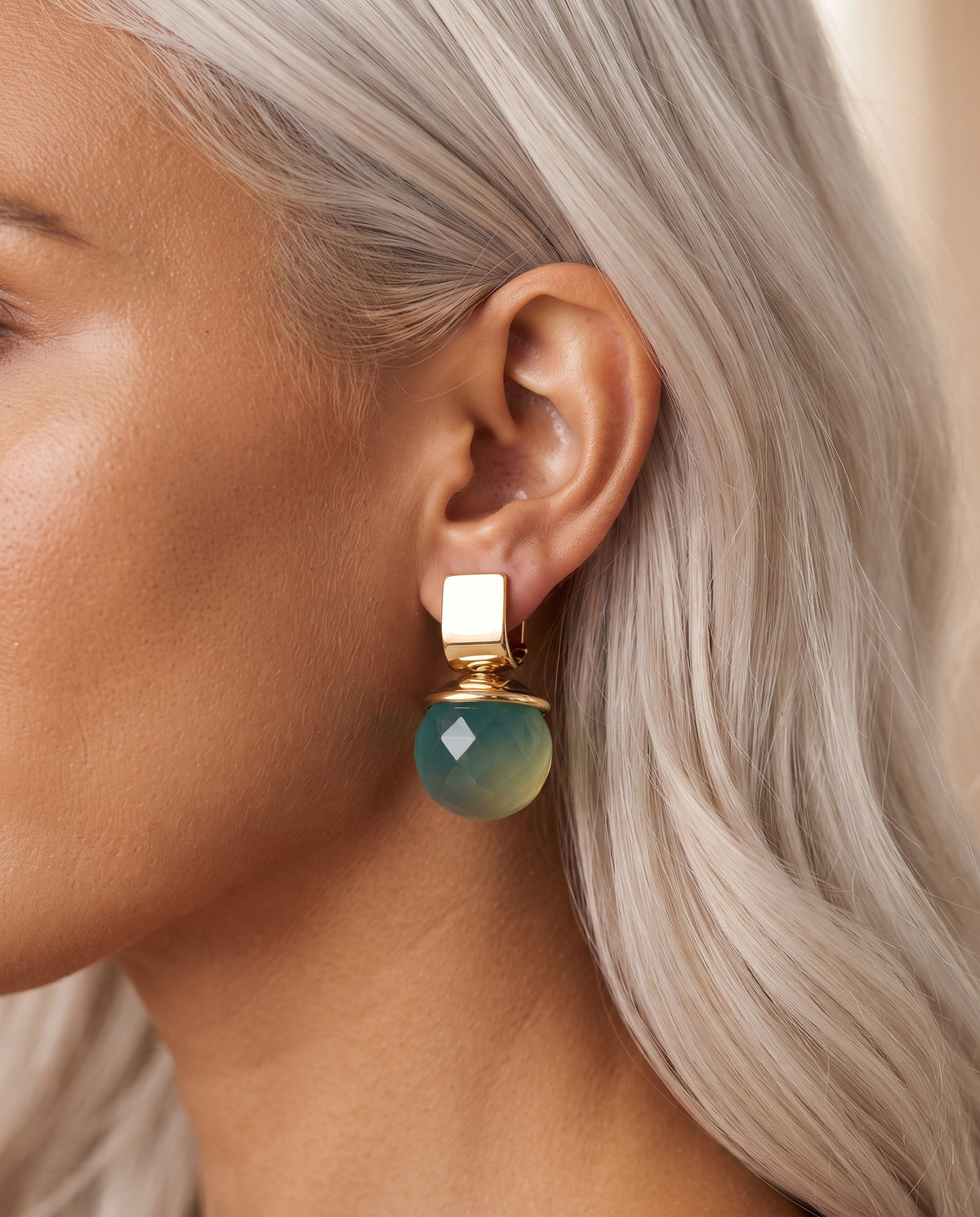 Boucles d’Oreilles Raffinées Vintage Serties de Cristaux Verts – photo lifestyle 1