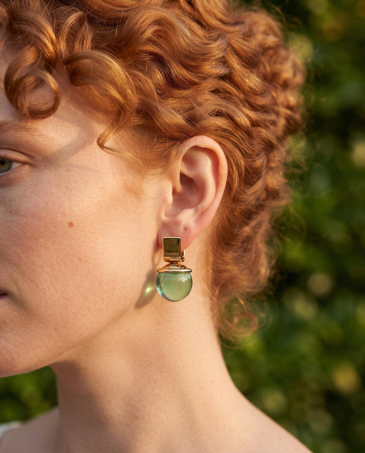 Boucles d’Oreilles Raffinées Vintage Serties de Cristaux Verts – photo lifestyle 2