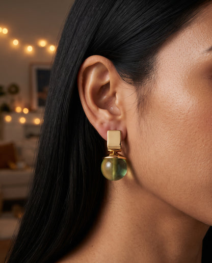 Boucles d’Oreilles Raffinées Vintage Serties de Cristaux Verts – photo lifestyle 3