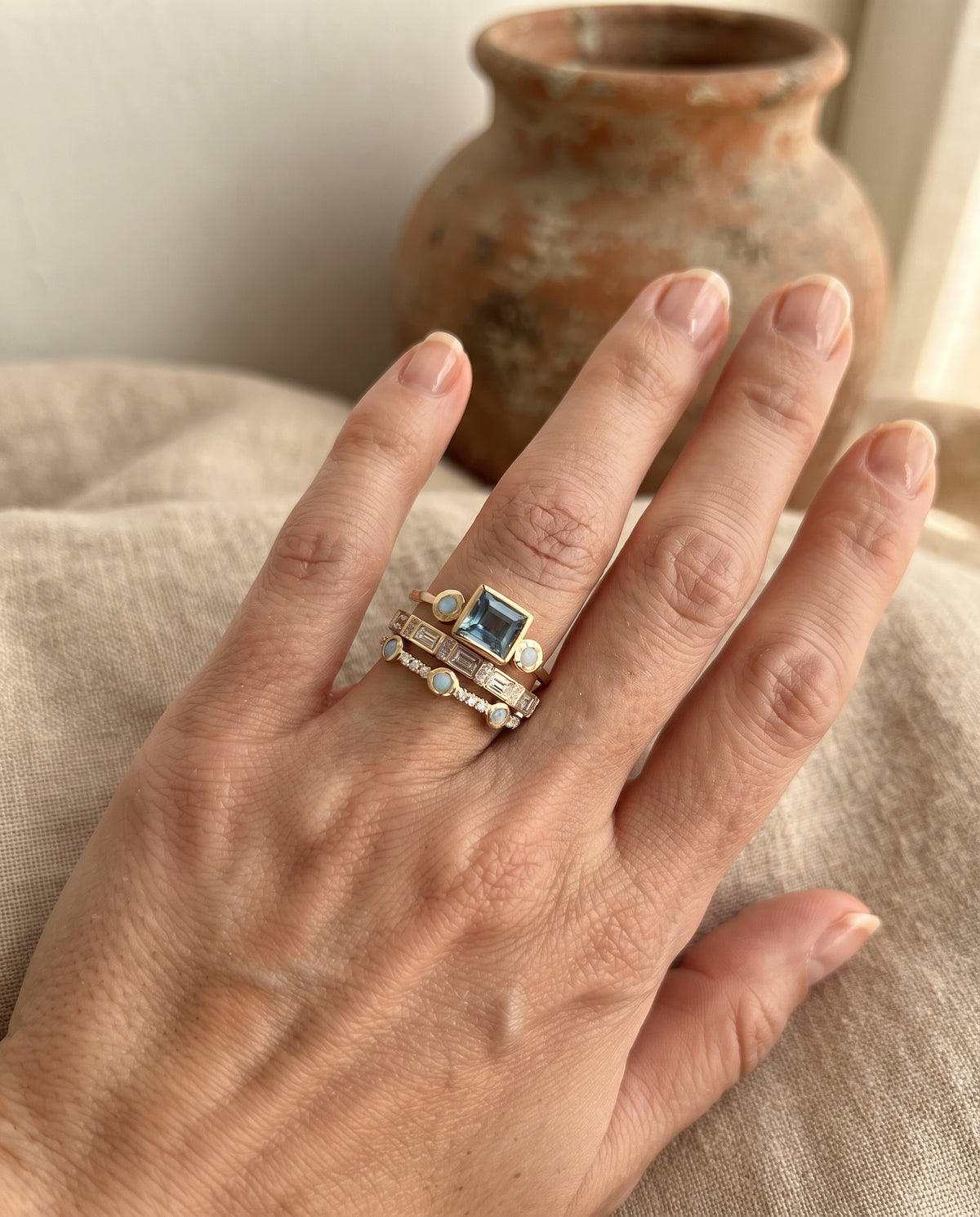 Lot de Bagues Vintage Ornées de Cristaux Bleus – photo lifestyle 1