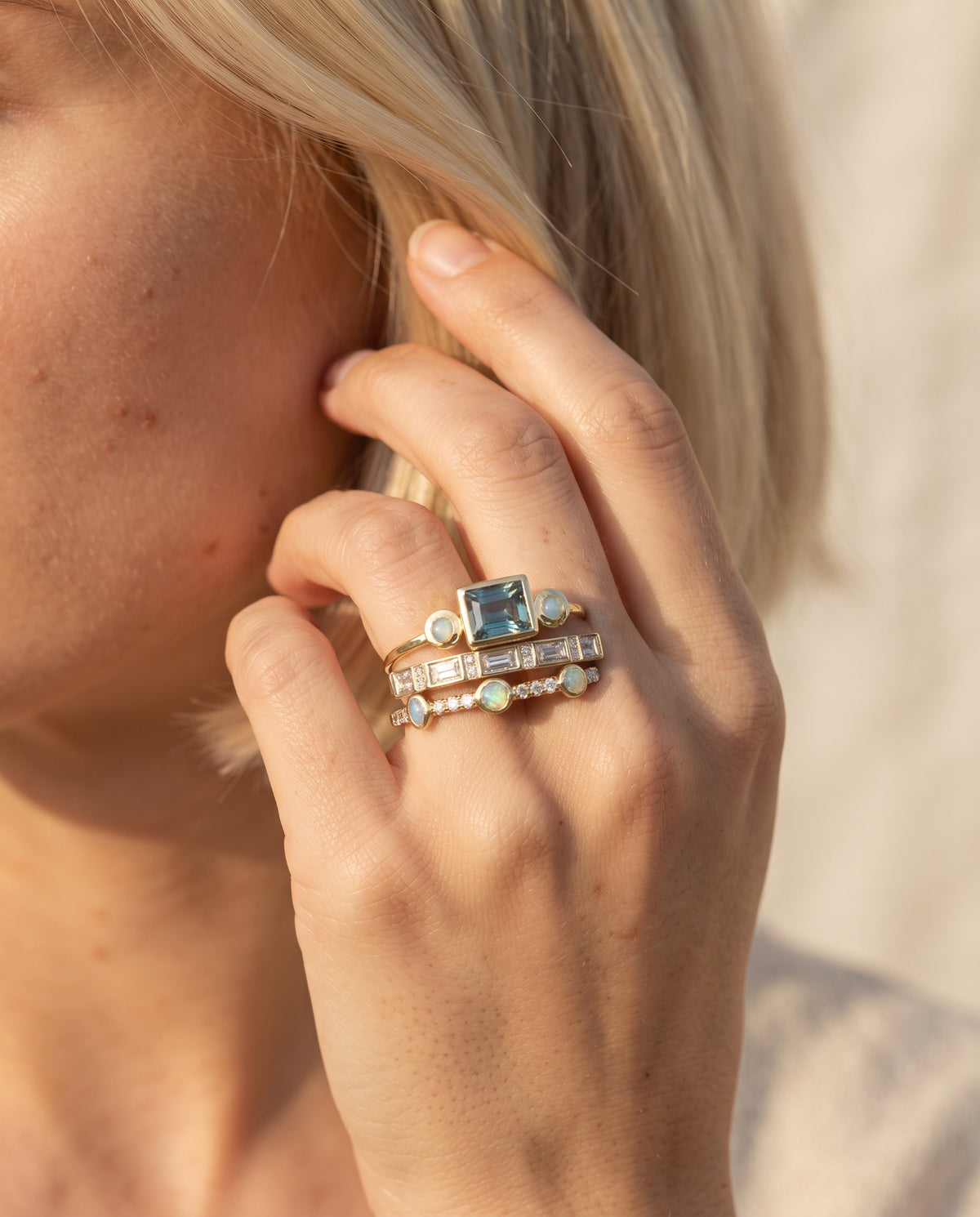 Lot de Bagues Vintage Ornées de Cristaux Bleus – photo lifestyle 3