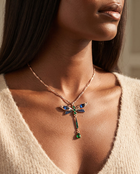 Collier Libellule Élégant – photo lifestyle 1