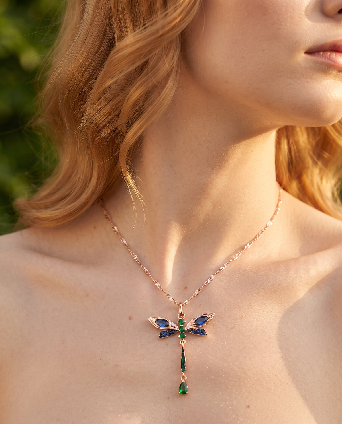 Collier Élégant Orné d’une Libellule – photo lifestyle 2