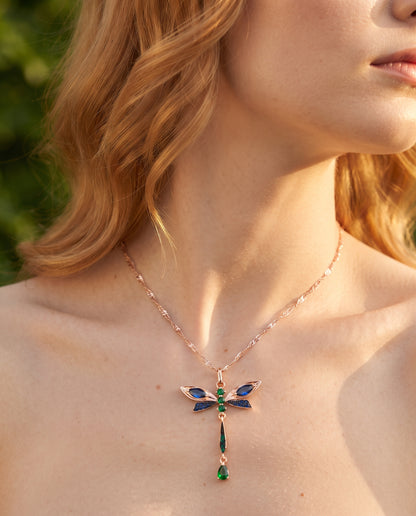 Collier Élégant Orné d’une Libellule – photo lifestyle 2