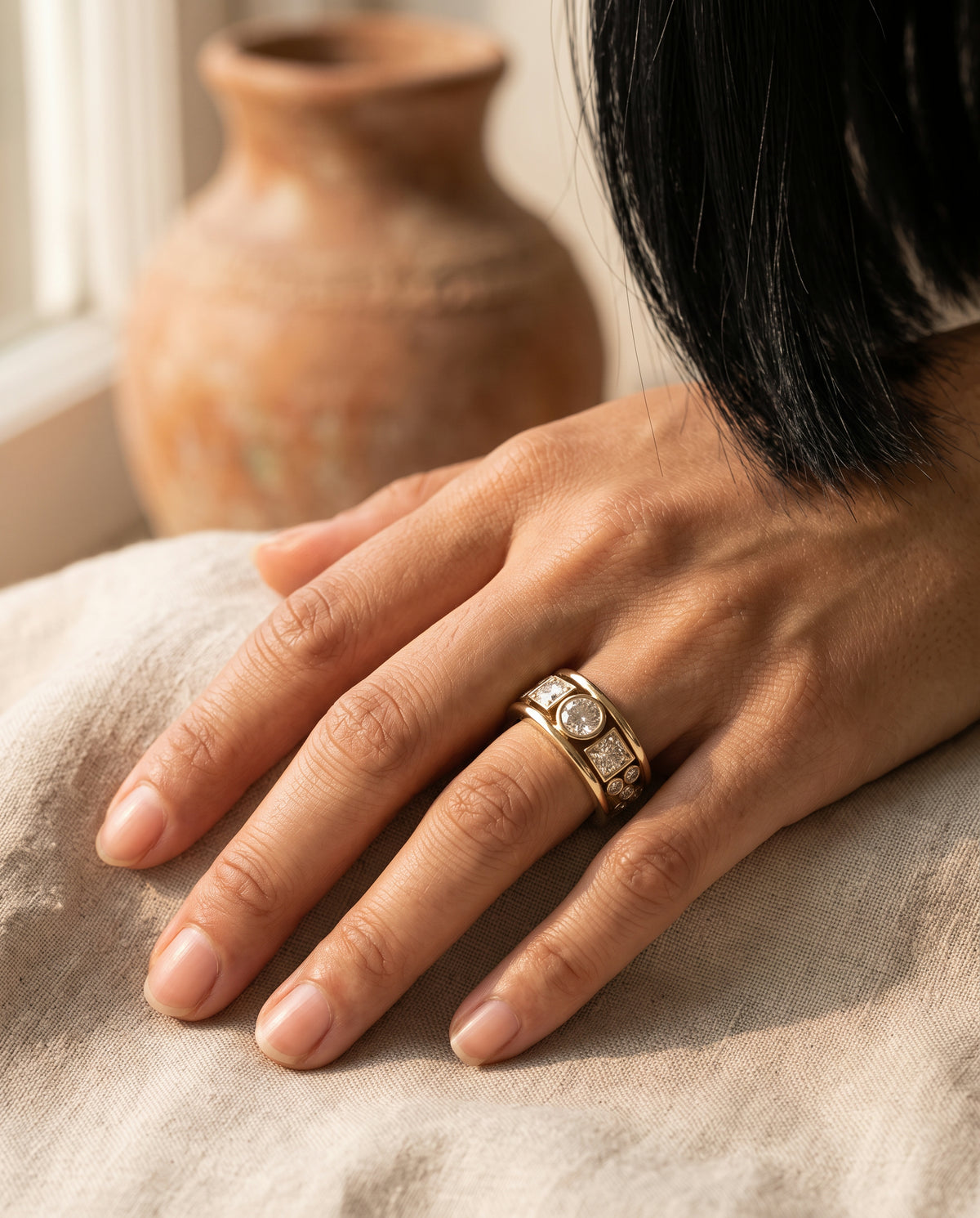 Bague Vintage Or Ornée de Zircons – photo lifestyle 1