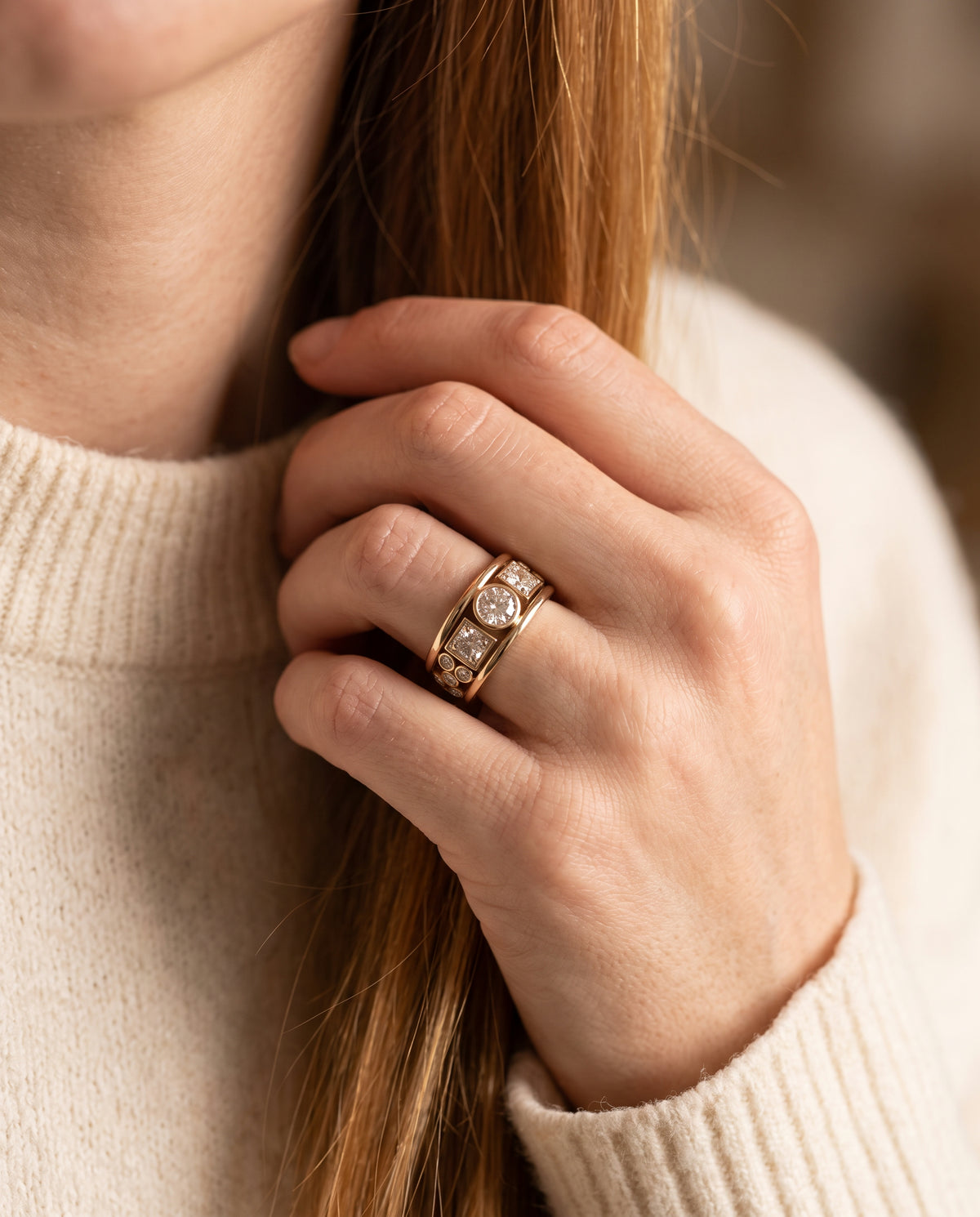 Bague Vintage Or Ornée de Zircons – photo lifestyle 2
