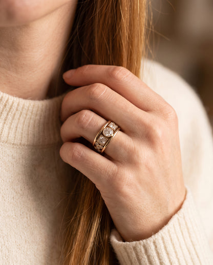 Bague Vintage Or Ornée de Zircons – photo lifestyle 2