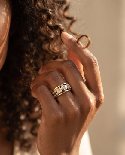 Bague Vintage Or Ornée de Zircons – photo lifestyle 3
