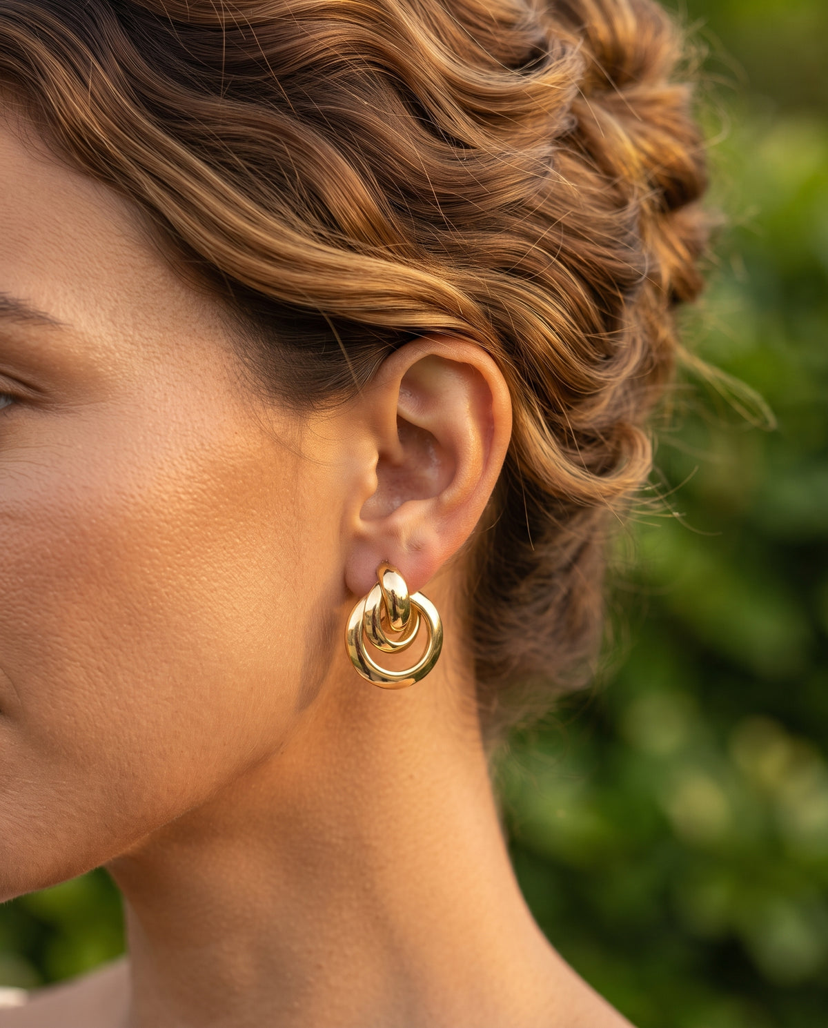 Boucles d’Oreilles Raffinées Style Luxueux Dorées – photo lifestyle 2