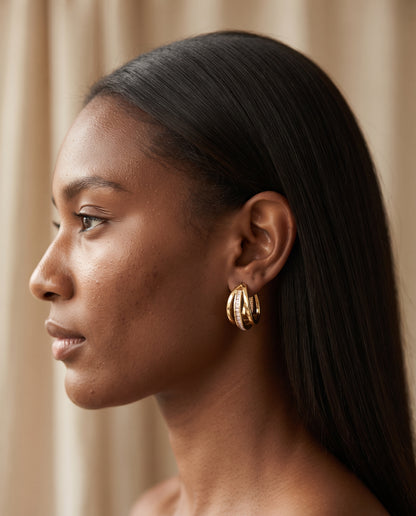 Boucles d’Oreilles Raffinées à Trois Cercles Plaqué Or – photo lifestyle 1
