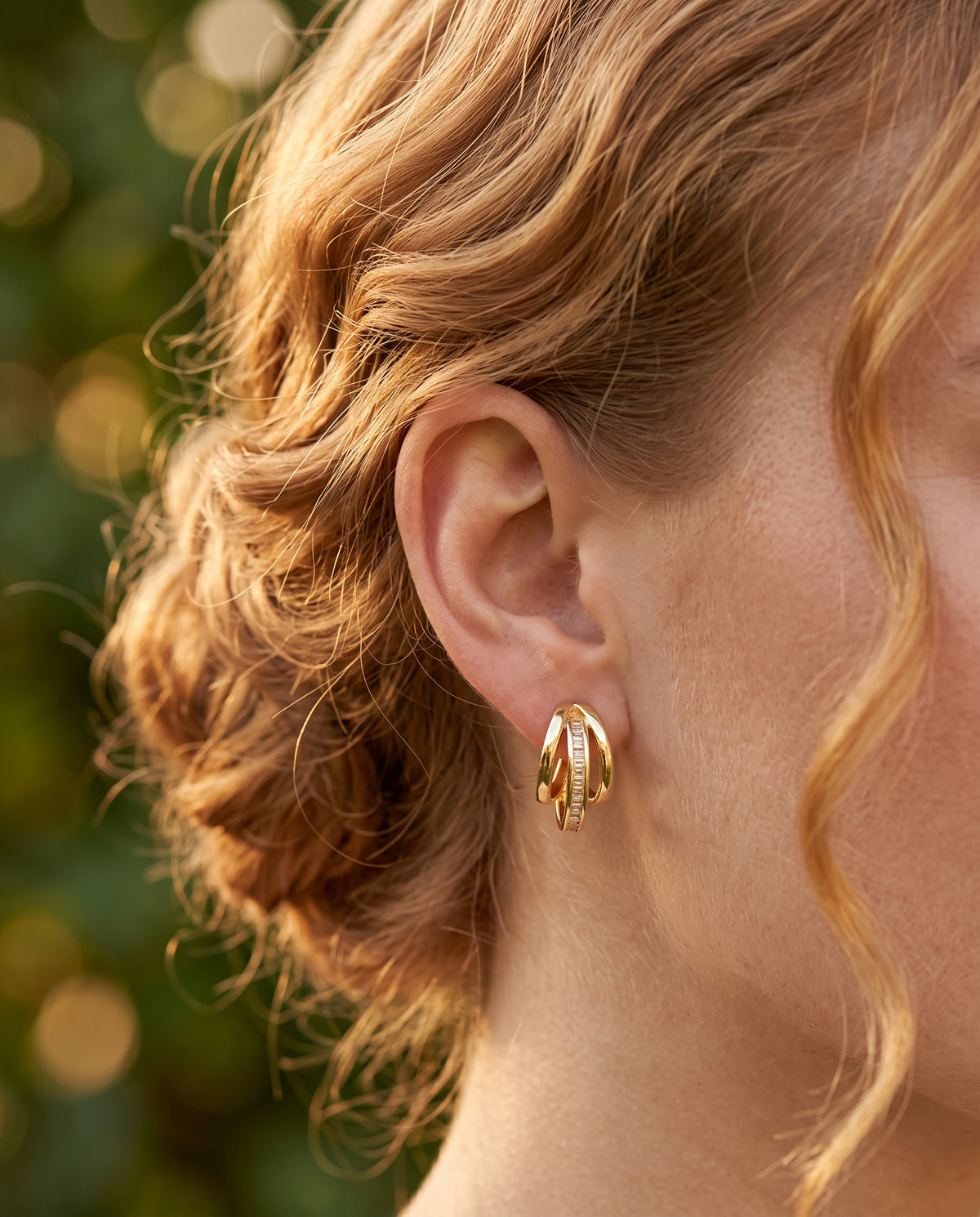 Boucles d’Oreilles Raffinées à Trois Cercles Plaqué Or – photo lifestyle 2