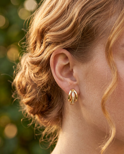 Boucles d’Oreilles Raffinées à Trois Cercles Plaqué Or – photo lifestyle 2