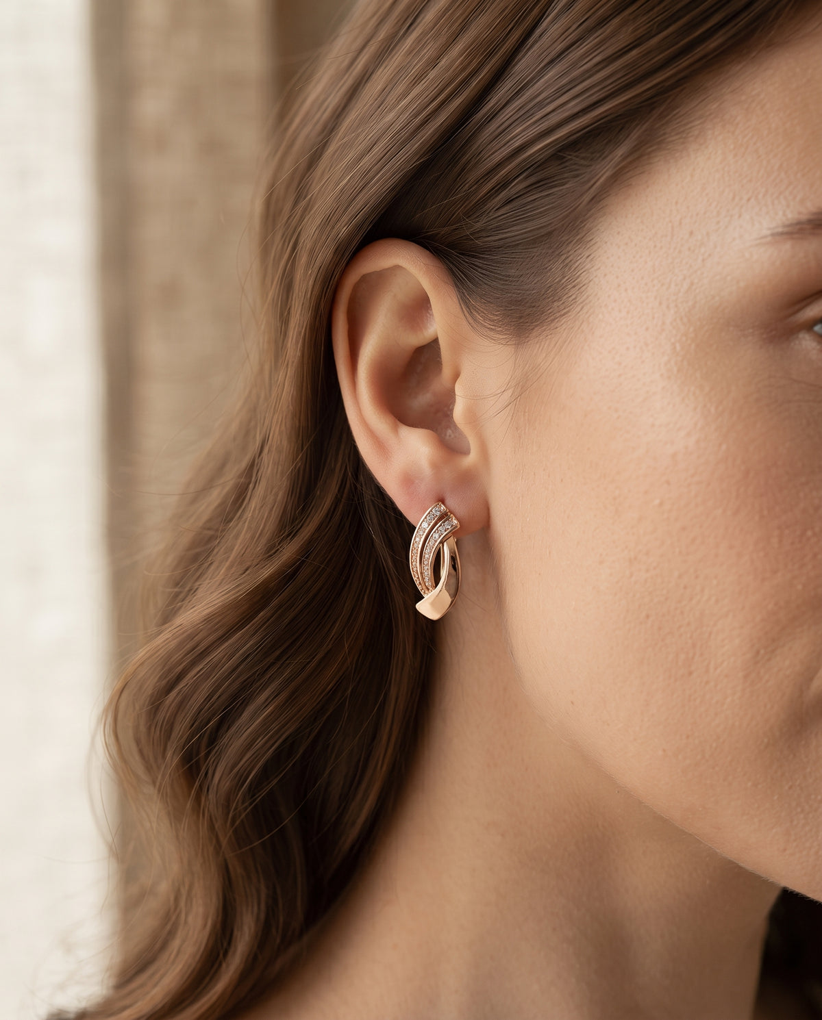 Boucles d’Oreilles en Or Rose Serties de Zirconia – photo lifestyle 1