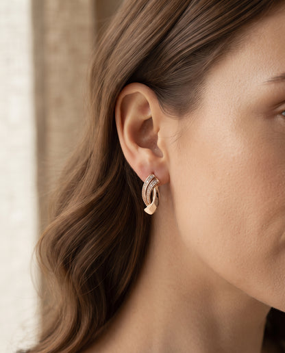 Boucles d’Oreilles en Or Rose Serties de Zirconia – photo lifestyle 1