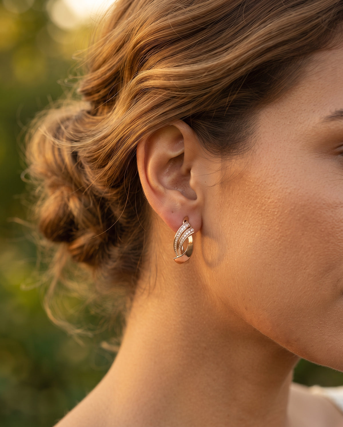 Boucles d’Oreilles en Or Rose Serties de Zirconia – photo lifestyle 2