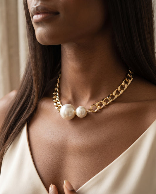 Collier Élégant à Double Perle – photo lifestyle 1