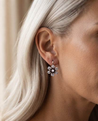 Boucles d’Oreilles Vintage Motif Fleur en Cristal – photo lifestyle 1