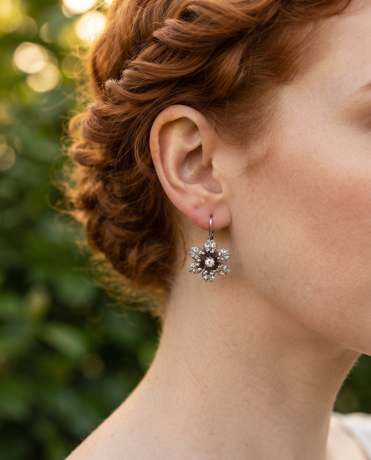 Boucles d’Oreilles Vintage Motif Fleur en Cristal – photo lifestyle 2