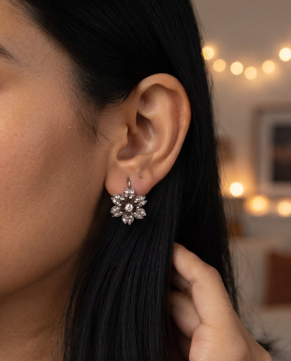 Boucles d’Oreilles Vintage Motif Fleur en Cristal – photo lifestyle 3