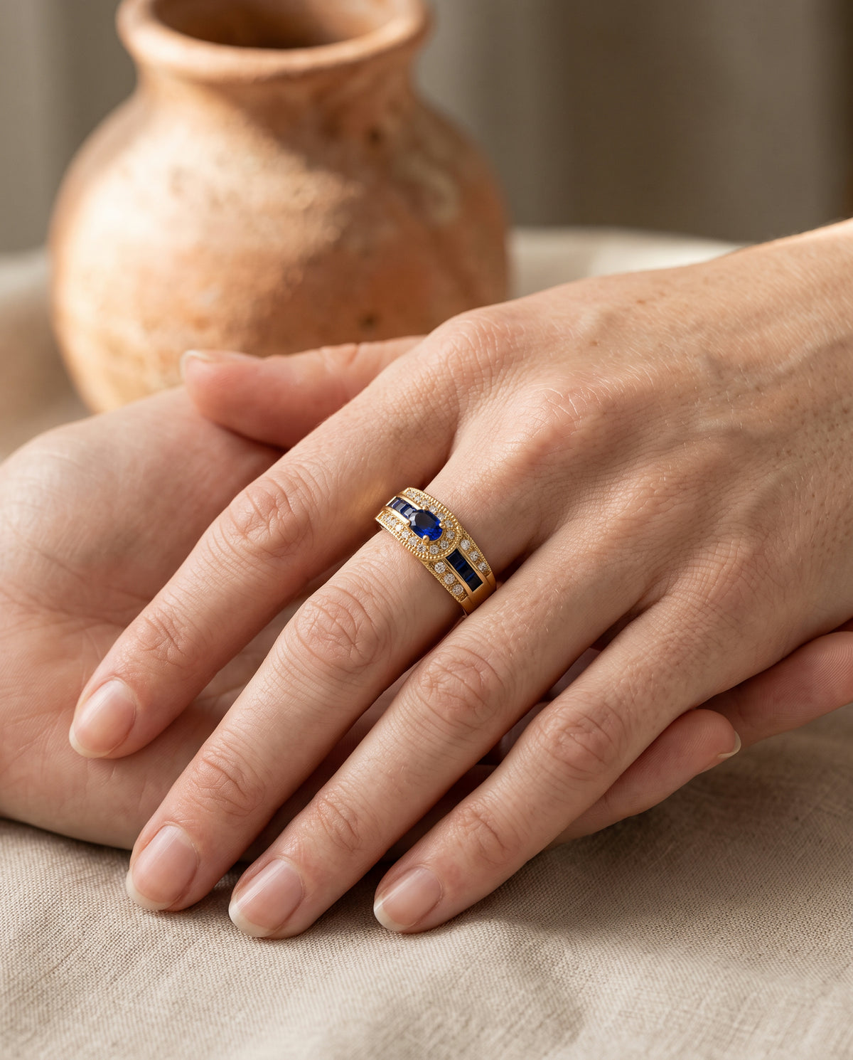 Bague Vintage en Or avec Cristal Bleu Scintillant – photo lifestyle 1