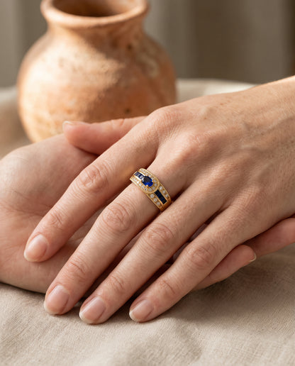 Bague Vintage en Or avec Cristal Bleu Scintillant – photo lifestyle 1