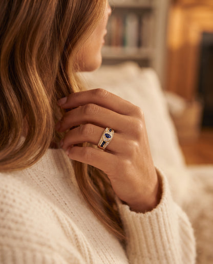 Bague Vintage en Or avec Cristal Bleu Scintillant – photo lifestyle 2