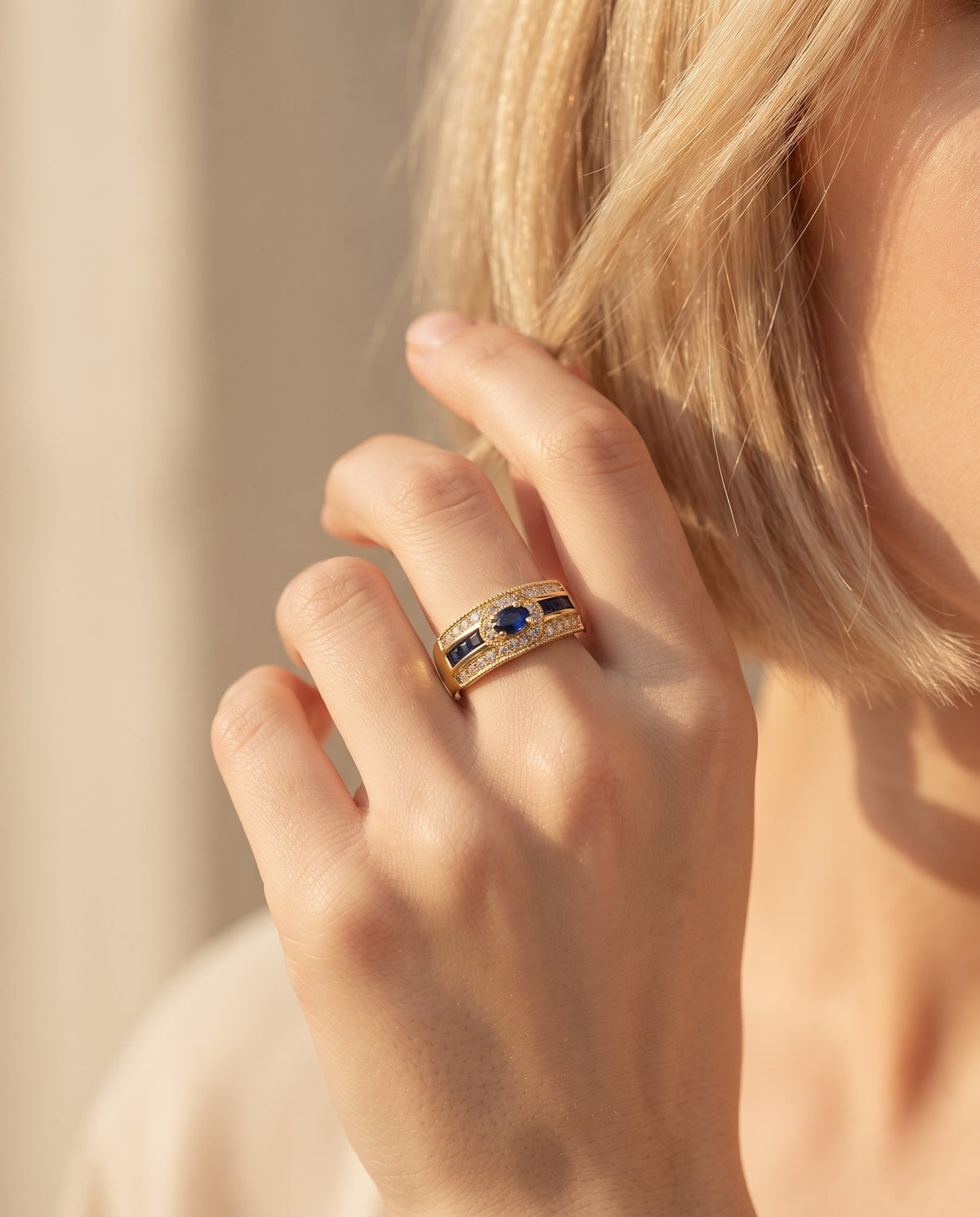 Bague Vintage en Or avec Cristal Bleu Scintillant – photo lifestyle 3