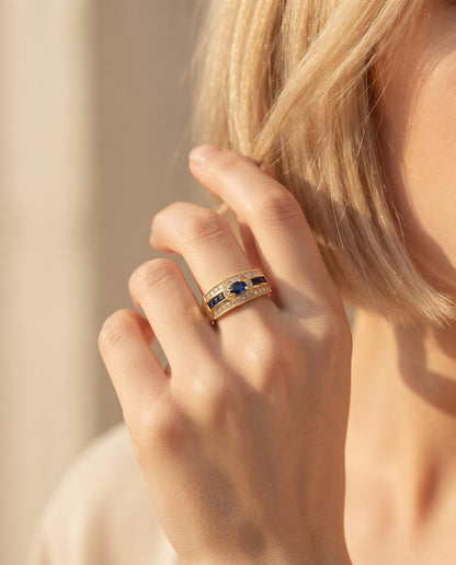 Bague Vintage en Or avec Cristal Bleu Scintillant – photo lifestyle 3