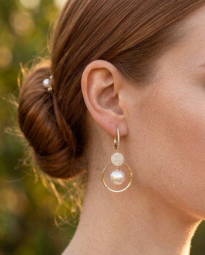Boucles d’Oreilles de Luxe Ornées de Perles de Culture et de Zircons – photo lifestyle 2