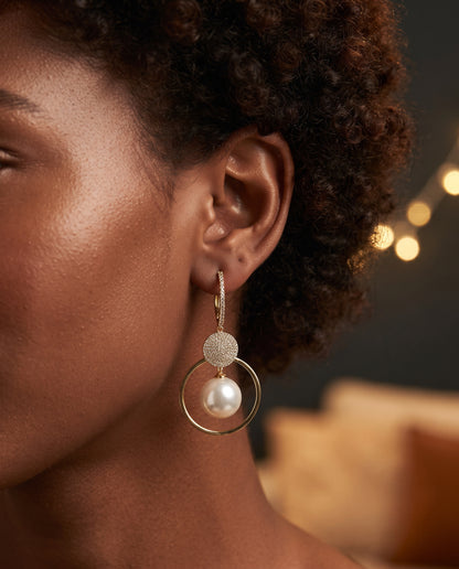 Boucles d’Oreilles de Luxe Ornées de Perles de Culture et de Zircons – photo lifestyle 3