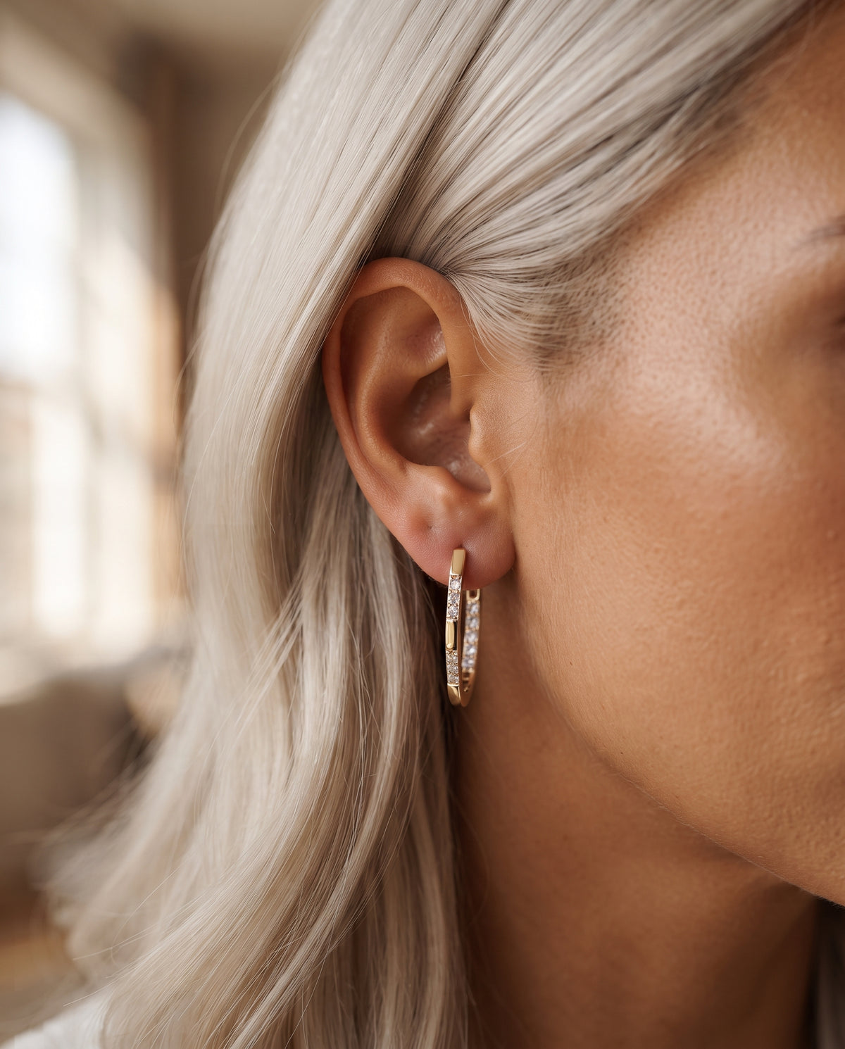 Boucles d’Oreilles en Or Serties de Zircons – photo lifestyle 1
