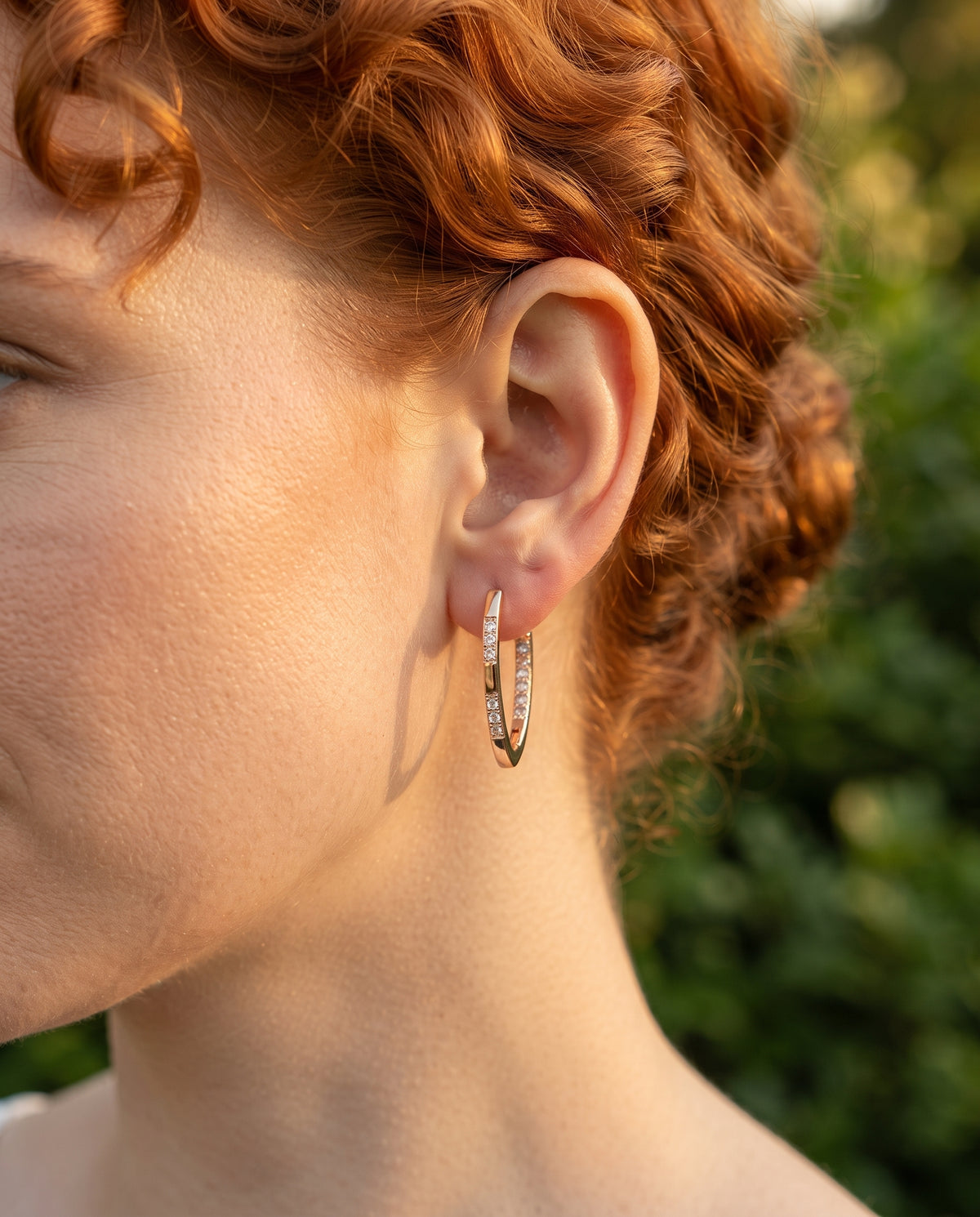 Boucles d’Oreilles en Or Serties de Zircons – photo lifestyle 2