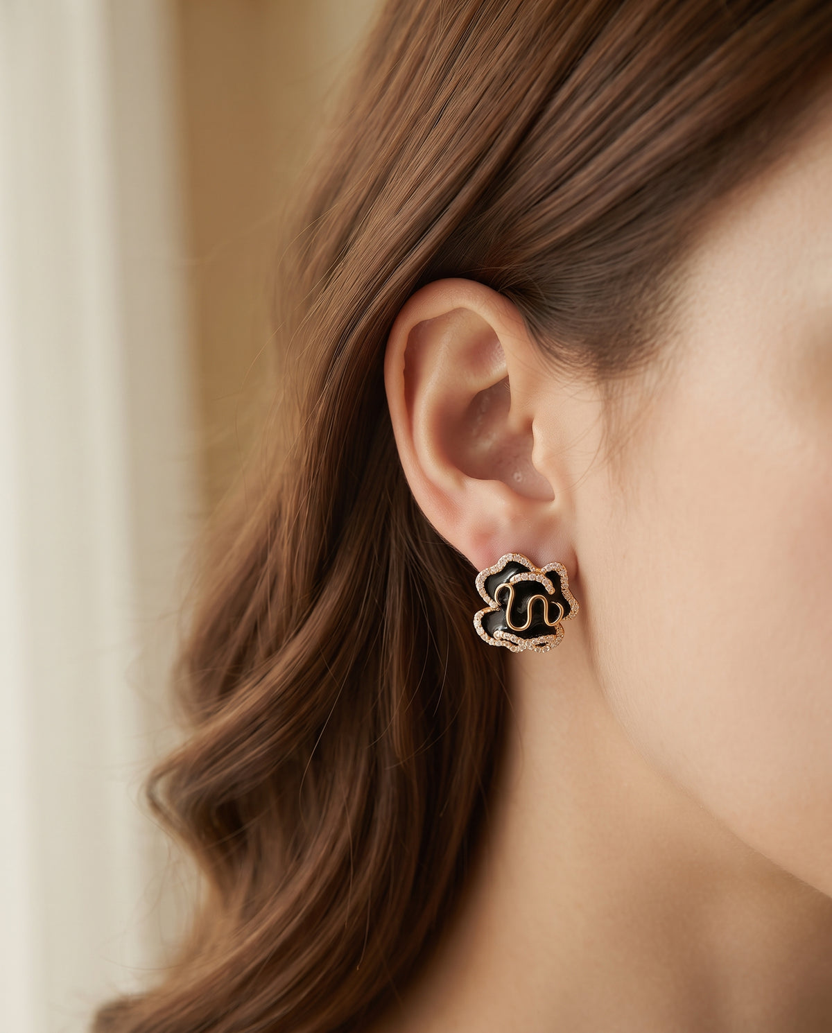 Boucles d’Oreilles en Or Ornées d’une Fleur de Lotus Noire – photo lifestyle 1