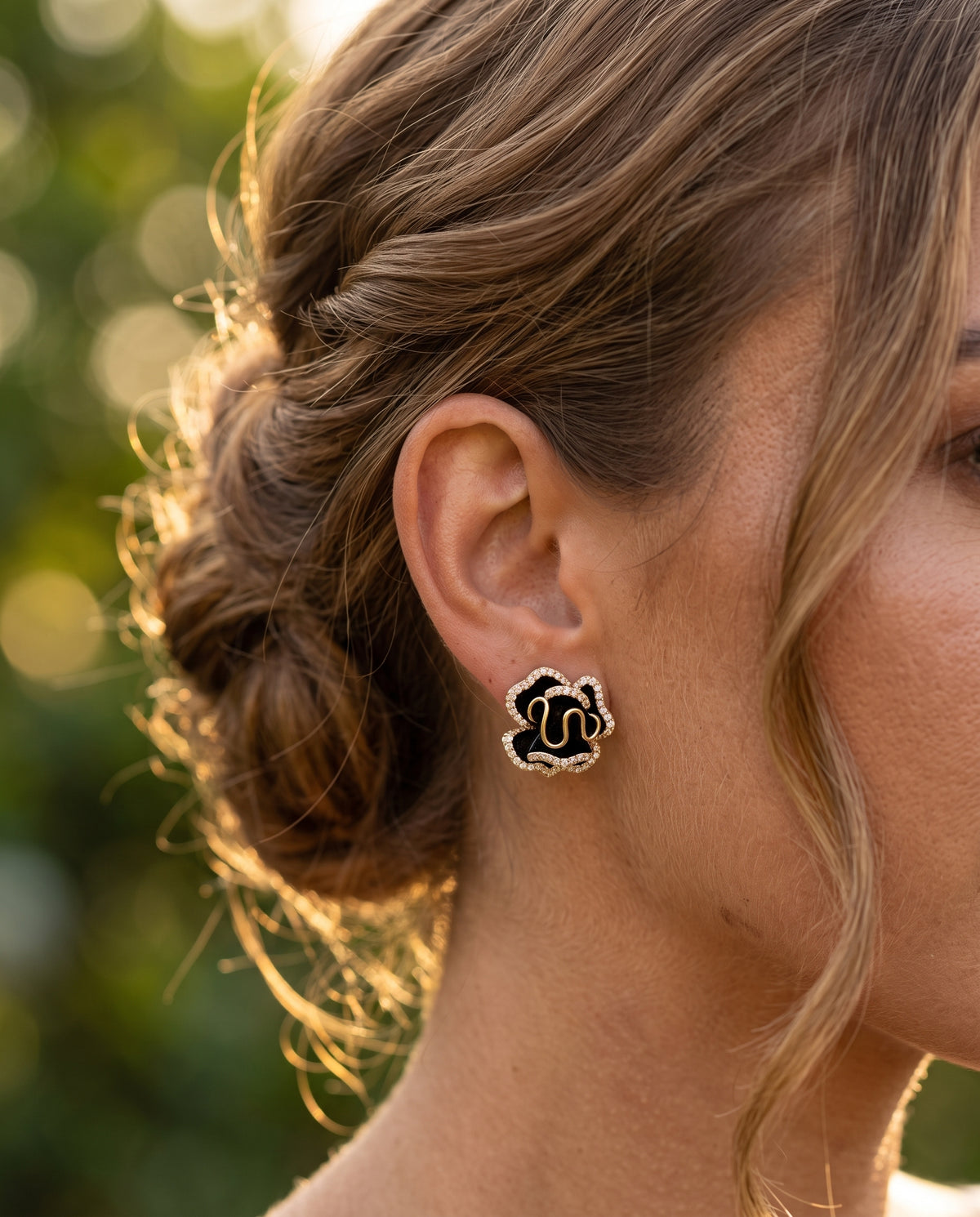 Boucles d’Oreilles en Or Ornées d’une Fleur de Lotus Noire – photo lifestyle 2