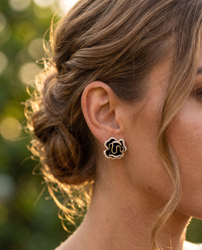 Boucles d’Oreilles en Or Ornées d’une Fleur de Lotus Noire – photo lifestyle 2