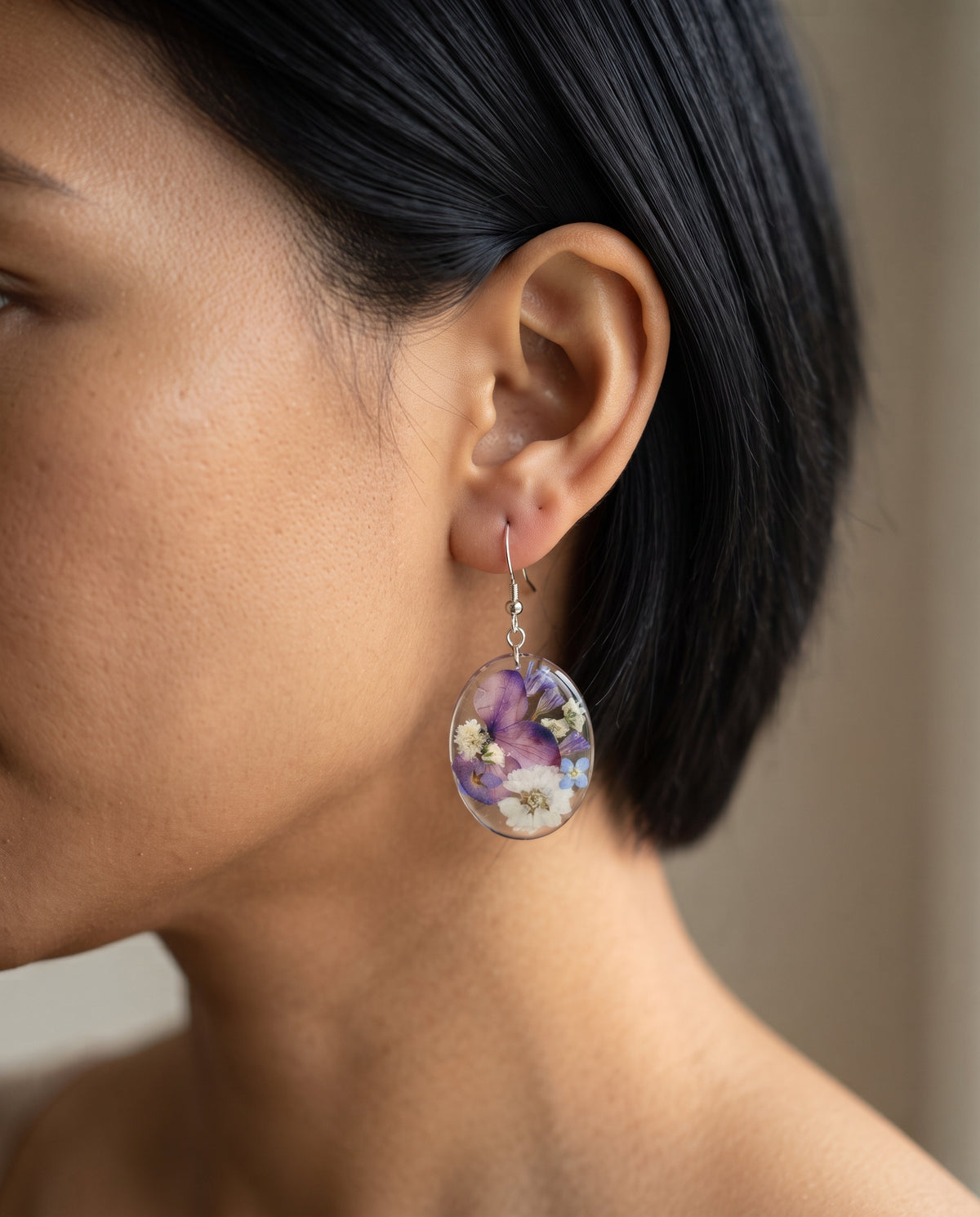 Boucles d’Oreilles Raffinées Vintage Ornées de Fleurs en Cristal – photo lifestyle 1