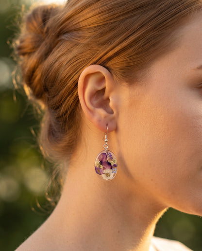 Boucles d’Oreilles Raffinées Vintage Ornées de Fleurs en Cristal – photo lifestyle 2