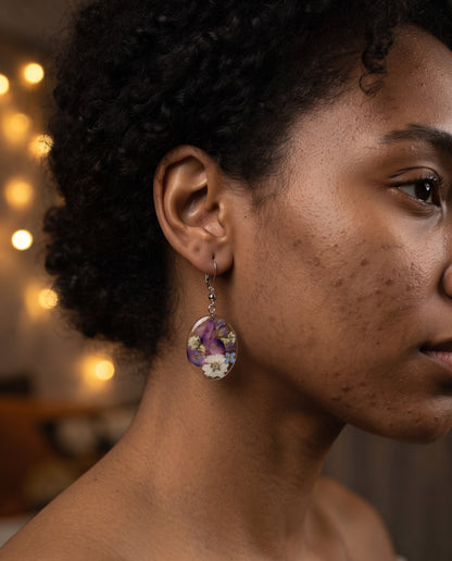 Boucles d’Oreilles Raffinées Vintage Ornées de Fleurs en Cristal – photo lifestyle 3