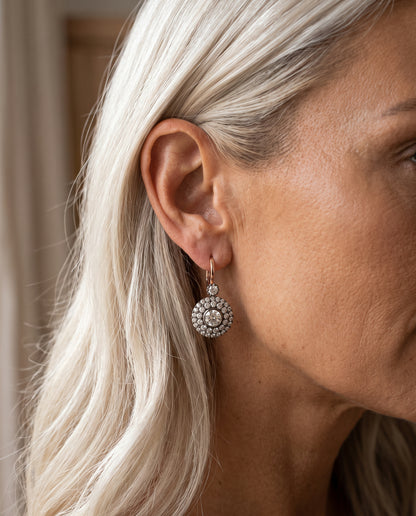Boucles d’Oreilles Raffinées Vintage Mandala Ornées de Zircons – photo lifestyle 1
