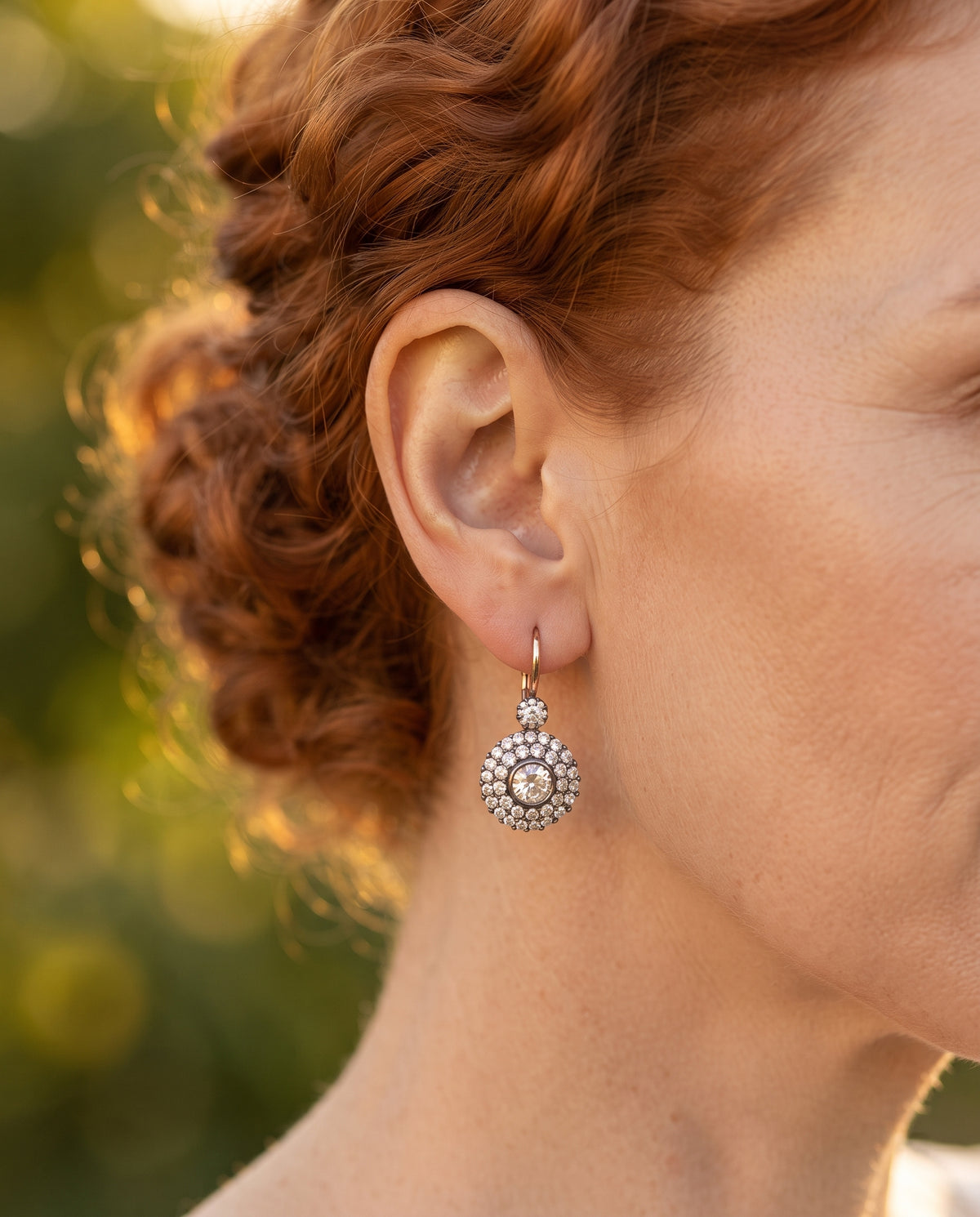 Boucles d’Oreilles Raffinées Vintage Mandala Ornées de Zircons – photo lifestyle 2