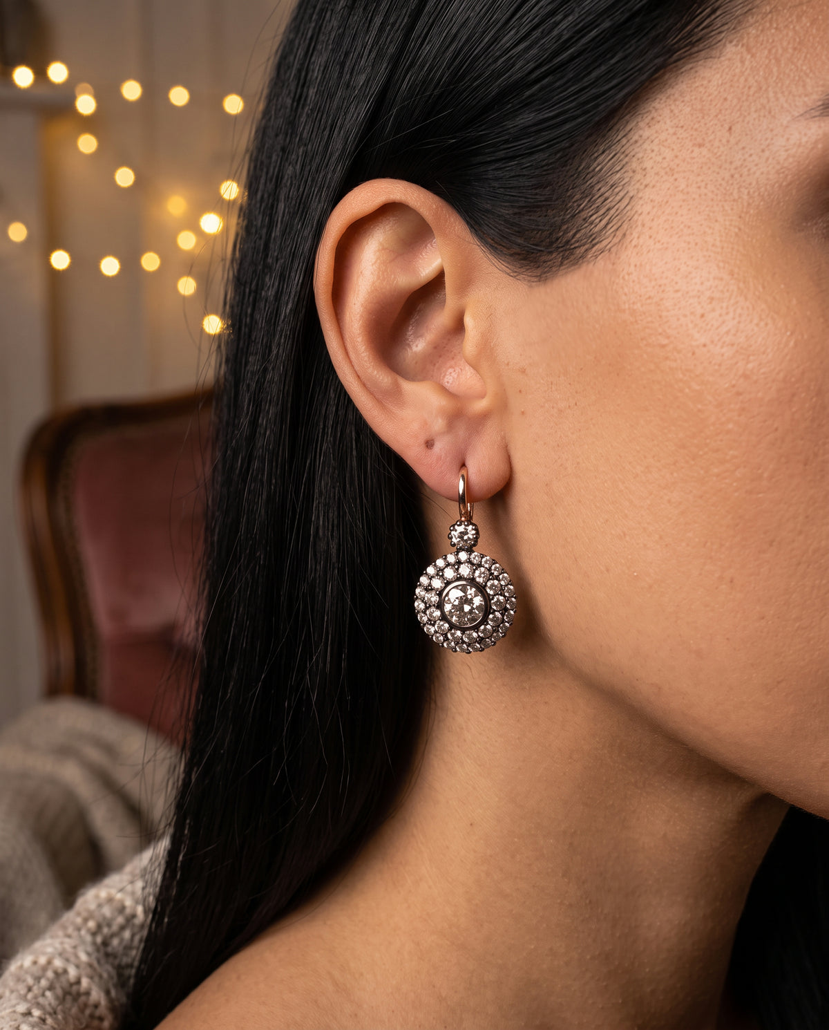 Boucles d’Oreilles Raffinées Vintage Mandala Ornées de Zircons – photo lifestyle 3