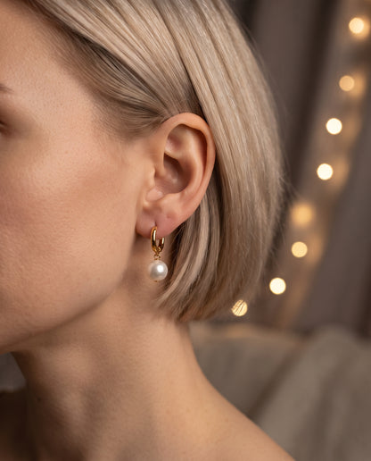 Boucles d’Oreilles Ornées de Boules Dorées – photo lifestyle 3