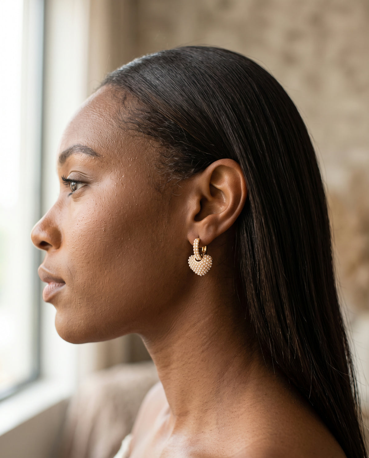 Boucles d’Oreilles Raffinées Or et Perles d’Amour – photo lifestyle 1